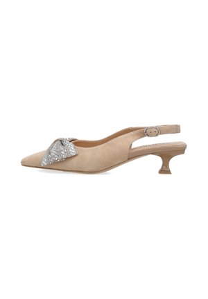 Beige suède slingback kitten heel schoen met spitse neus en grote zilveren strass strikversiering aan de voorkant.