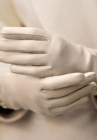 Leren handschoenen, crèmekleurig, met een gladde textuur, gedetailleerde stiksels en een aansluitend ontwerp, met naden langs de vingers en bovenop.