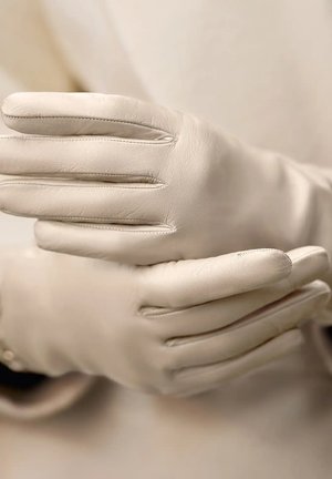 Leren handschoenen, crèmekleurig, met een gladde textuur, gedetailleerde stiksels en een aansluitend ontwerp, met naden langs de vingers en bovenop.