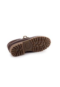 Botte en cuir brun avec une semelle en caoutchouc robuste présentant des motifs de profondeur; design à lacets et coutures renforcées le long du bord.