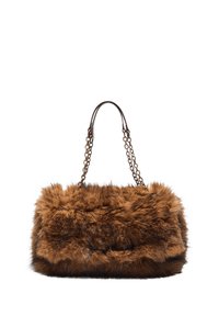 Borsa a tracolla rettangolare in finta pelliccia marrone con catene dorate e manici in pelle scura su sfondo bianco.