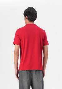 Tommy Hilfiger LINEAR FLAG GRAPHIC TEE UNISEX - T-shirts print - medium red