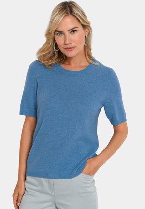 Pull léger bleu clair à manches courtes avec un col rond, texture côtelée et coupe décontractée. Pas de motifs ni de détails matériels visibles.