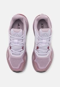 Paar hellviolette und rosa leichte Laufschuhe mit Mesh-Obermaterial und Schnürsenkeln, von oben auf weißem Hintergrund betrachtet.