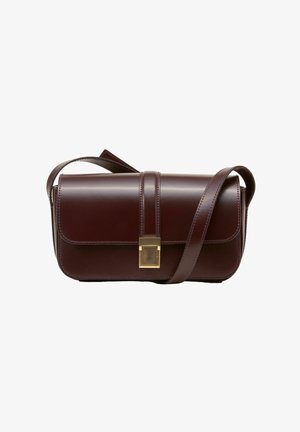 Sac en cuir bordeaux à bandoulière avec un design plat, fermoir en métal doré et une seule sangle réglable. Texture lisse avec des coutures discrètes.