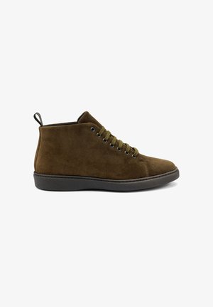 Sneaker alta in suede marrone con punta rotonda, lacci verdi oliva, suola in gomma nera e linguetta posteriore per una facile calzata.