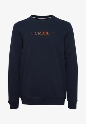 Marineblå sweatshirt lavet af bomuld, med et broderet design med "MCMXXIV FQ1924" i guld, orange og rødt på forsiden.