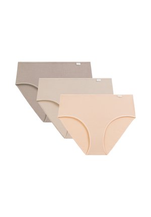 Trzy bezszwowe damskie majtki w kolorze beżowym, jasnym taupe i brzoskwiniowym, ułożone nałożone na siebie na białym tle.