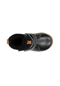 Stivale di un bambino nero con suola marrone, cuciture bianche, due cinturini in velcro e morbido rivestimento in pile nero visibile all'interno.