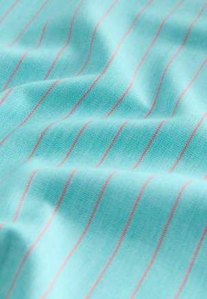 Svetlomodrá látka s textúrovaným povrchom a tenkými červenými pruhmi, ktoré sa tiahnu vertikálne po celej ploche. Mäkký a hladký vzhľad.