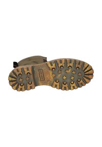 Suola di stivaletto in suede marrone con tacche profonde. Presenta una suola in gomma giallo-oro sbiadito e grigia con una superficie testurizzata e una presa decorata.