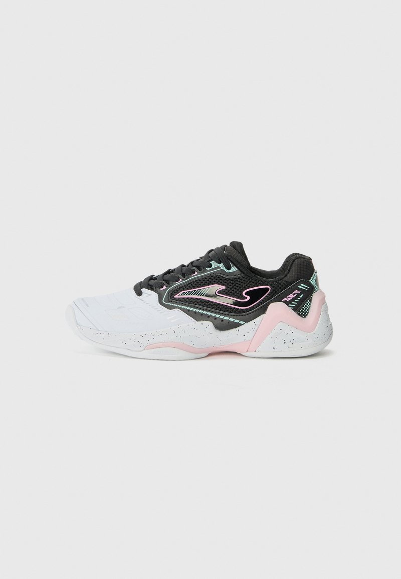 Sportiniai batai su baltu ir juodu tekstūruotu paviršiumi, rožinėmis akcentais ir taškuotu padu. Juose yra raištelių užsegimas ir šoninis dekoro elementas.