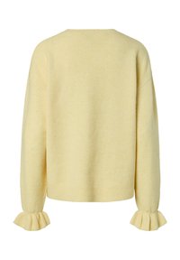 Pull jaune doux à manches longues avec col rond côtelé, ourlet et poignets volantés, présenté de dos sur fond blanc.