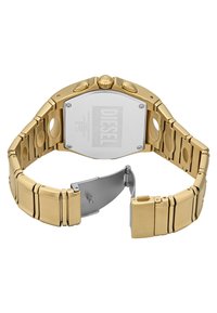 Goldfarbene Edelstahl-Uhr mit achteckigem Gehäuse, strukturiertem Gliederarmband, Druckknöpfen und silbernem Verschluss. Die Rückseite zeigt ein eingraviertes Markenlogo.