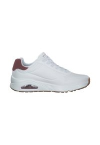 Witte sport sneaker met een gladleren bovenwerk, bordeauxrode accenten op de hak, perforaties voor ventilatie en een gevoerde zool.