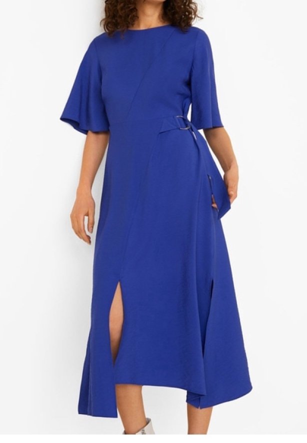Robe midi bleue aux manches évasées, avec un design portefeuille, deux fentes latérales et un accent métallique décoratif à la taille. Texture lisse.