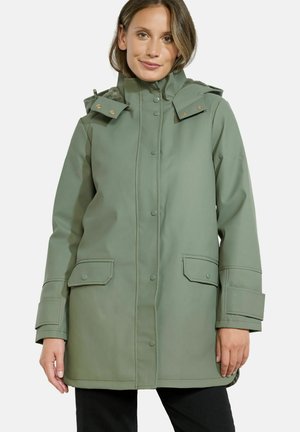 Veste imperméable vert clair avec capuche, boutons sur le devant et deux poches à rabat. Présente une texture lisse et une coupe décontractée.