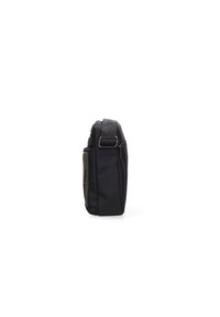 Borsa a tracolla nera con superficie texturizzata, forma rettangolare, tracolla regolabile e un pannello laterale a contrasto con testo del marchio.