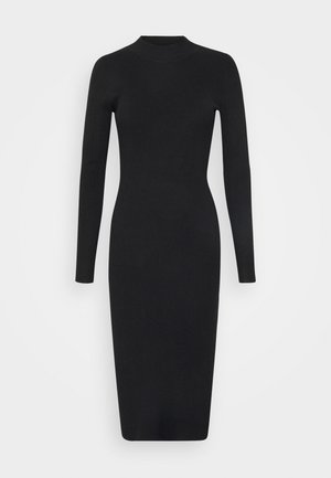 Schwarzes, geripptes Strickkleid mit langen Ärmeln, hohem Hals und figurbetonter Silhouette, das knapp unter dem Knie endet. Glatte Textur, keine Muster.