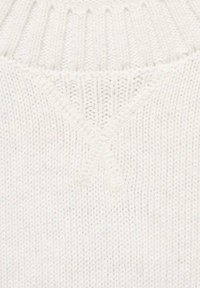 Pletene pulover v off-white barvi. Ima V-izrez z rebrasto teksturo na ovratniku in gladko telo. Mehka in prijetna za oko.