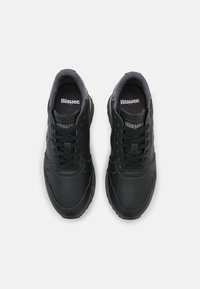 Ett par svarta Blauer USA sneakers med snören, sedd ovanifrån på en vit bakgrund.