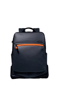 Sac à dos gris foncé avec accent de fermeture éclair orange, une poche frontale et des bretelles rembourrées. Fabriqué en matériau durable avec un design moderne et élégant.