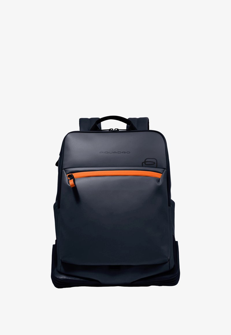 Sac à dos gris foncé avec accent de fermeture éclair orange, une poche frontale et des bretelles rembourrées. Fabriqué en matériau durable avec un design moderne et élégant.