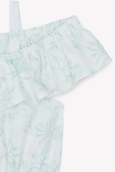 Tecido branco franzido com um padrão floral verde claro; possui um decote elástico e alças finas.
