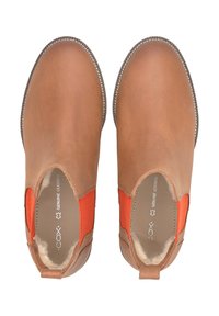 Bottes en cuir marron à enfiler avec des panneaux élastiques orange sur les côtés et une doublure en polaire beige, vues de dessus sur fond blanc.