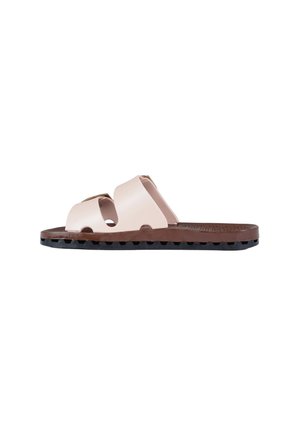 Sandalo piatto con due ampi cinturini beige su una soletta marrone testurizzata e suola nera scanalata, mostrato di lato su sfondo bianco.