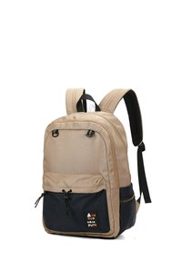 Zaino in tessuto beige con inserti neri, spallacci regolabili, tasca frontale, chiusura a cordoncino e patch con logo nella parte inferiore.