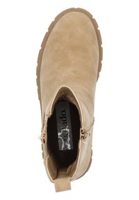 Bottine beige en suède avec une texture lisse, fermeture éclair sur le côté pour un accès facile et semelle en caoutchouc légère. Étiquette intérieure visible.