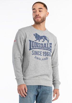 Grijze sweatshirt gemaakt van een katoenmix, met een marineblauwe leeuwafbeelding en "Lonsdale" tekst. Ribgebreide manchetten en zoom, met een voorkeurszak.