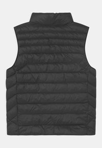 Černá, bezrukávová péřová vesta s vysokým límcem, zdobená prošitými vodorovnými liniemi a hladkou, lesklou texturou. Bez viditelných zapínání.