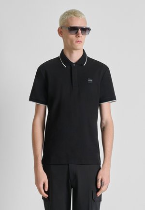 REGULAR FIT WITH STRIPED ON COLLAR AND ON CUFFS AND LOGO PATCH ON SIDE - Polo - black