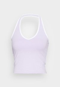 Top halter branco com um design em V, feito de tecido suave, apresentando um comprimento cropped e um contorno branco em contraste ao longo do decote.