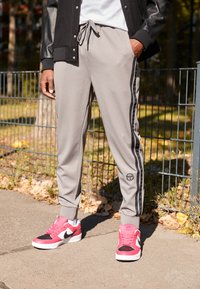 Sergio Tacchini NEW DAMARINDO  - Treniņtērpa apakšdaļas - charcoal grey/black