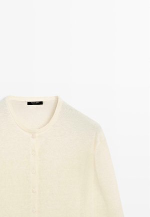 Cremefarbener gestrickter Cardigan mit rundem Ausschnitt und fünf passenden Knöpfen vorne, flach auf weißem Hintergrund dargestellt.