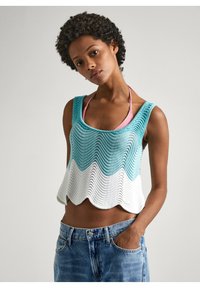 Kevyt, neulottu crop-top, jossa on aaltoilu kuosi sinisessä, valkoisessa ja akvamariinissa. Ominaisuuksiin kuuluu leveä kaula-aukko ja olkaimeton muotoilu.