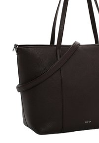 Borsa tote in pelle marrone con superficie testurizzata, doppio manico superiore, tracolla rimovibile e logo impresso sul lato.