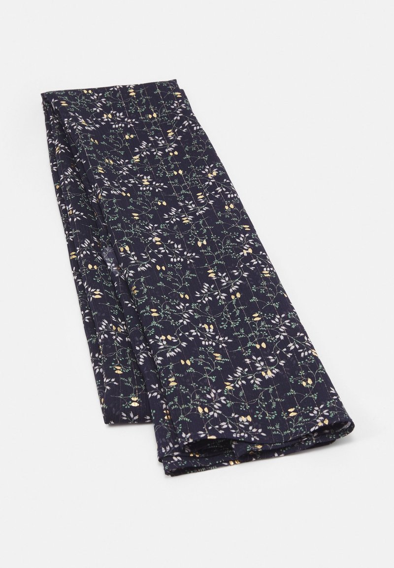 Écharpe florale foncée avec un fond bleu marine, ornée de motifs floraux blancs et jaunes ; tissu léger avec une texture lisse et un design plié.