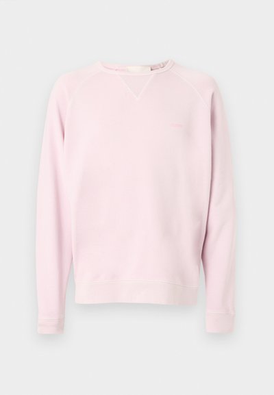 Sweat-shirt à manches longues rose clair avec un col rond et le texte "CLOSED" discrètement brodé sur le côté gauche de la poitrine.