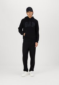 GAP LOGO HOOD - Hættetrøje - black