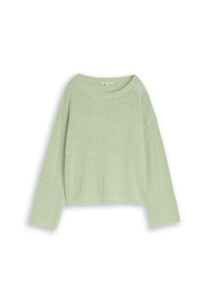 Jasnozielony, długi sweter dzianinowy z szerokim okrągłym dekoltem i luźnym, lekko krótkim krojem.