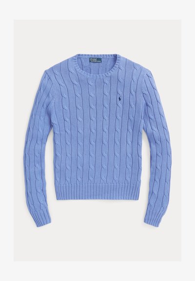Šviesiai mėlynas megztinis su kabliukų raštu, apvaliu iškirpimu, įsiūtomis rankogaliais ir apatine dalimi, su mažu logotipu kairėje krūtinės pusėje.