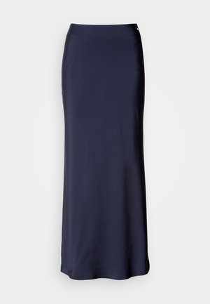 Tumsinine satiinist maksiseelik, millel on sile tekstuur, sirge siluett ja tagasihoidlik külgauk. Omab vööde ja minimaalset kaunistust.