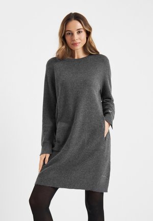 Grijze gebreide trui jurk met lange mouwen, ronde hals, zijzakken en geribbelde zoom. Zachte textuur, middellange stijl.