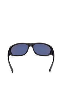 Gafas negras de sol con montura rectangular, lentes azul oscuro y brazos elegantes. El diseño presenta un acabado brillante y un sutil logo en las patillas.