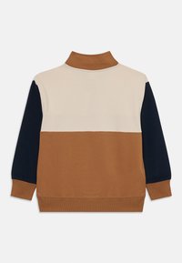 Fargeblokkerte sweatshirt med seksjoner i beige, krem og marineblått. Høy krage, lange ermer og ribbestrikkede mansjetter med en glatt bomullstekstur.