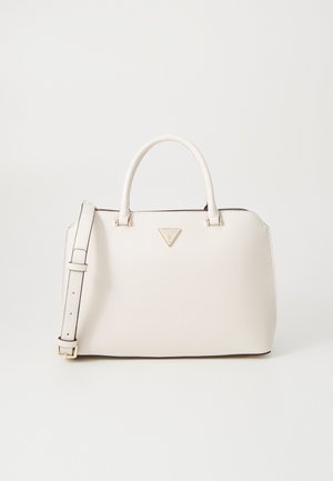Borsa tote beige in pelle liscia con doppi manici superiori e una tracolla rimovibile. Presenta un emblema del logo e dettagli in hardware dorato.